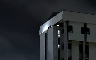 Abdos discrets au bureau : la technique du Draw-in pour un ventre tonique