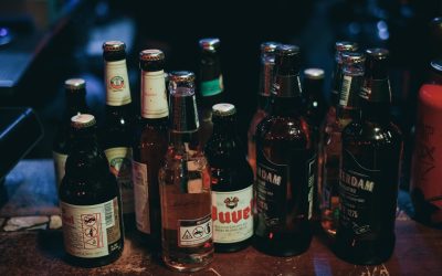 Alcool et grignotage nocturne : L’ennemi des abdos six-pack ?