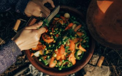 Maîtrisez l’Étiquette à Table : Guide Mondial