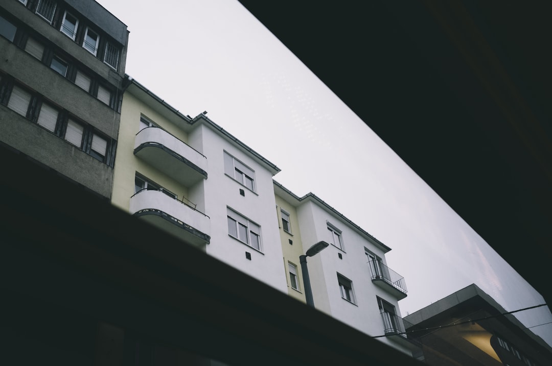 le-guide-ultime-pour-adopter-le-minimalisme-en-2025-simplifiez-votre-vie-et-panouissez-vous-1759332628077