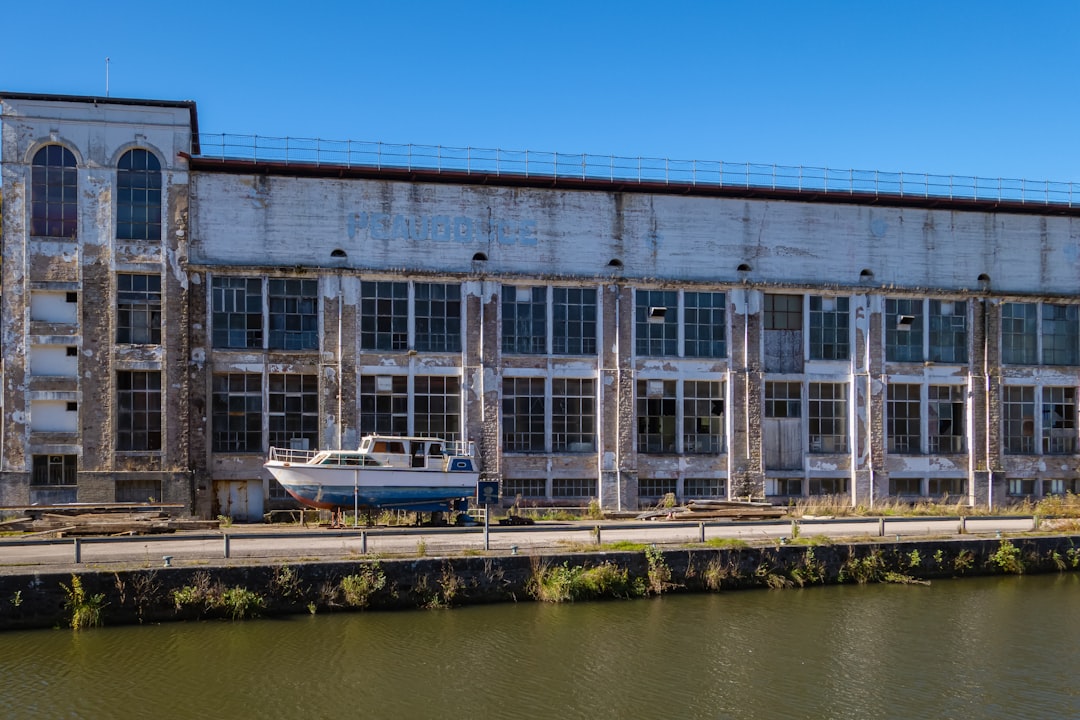 vivre-avec-100-objets-le-guide-ultime-d-une-maison-minimaliste-r-v-l-e-1762021758008