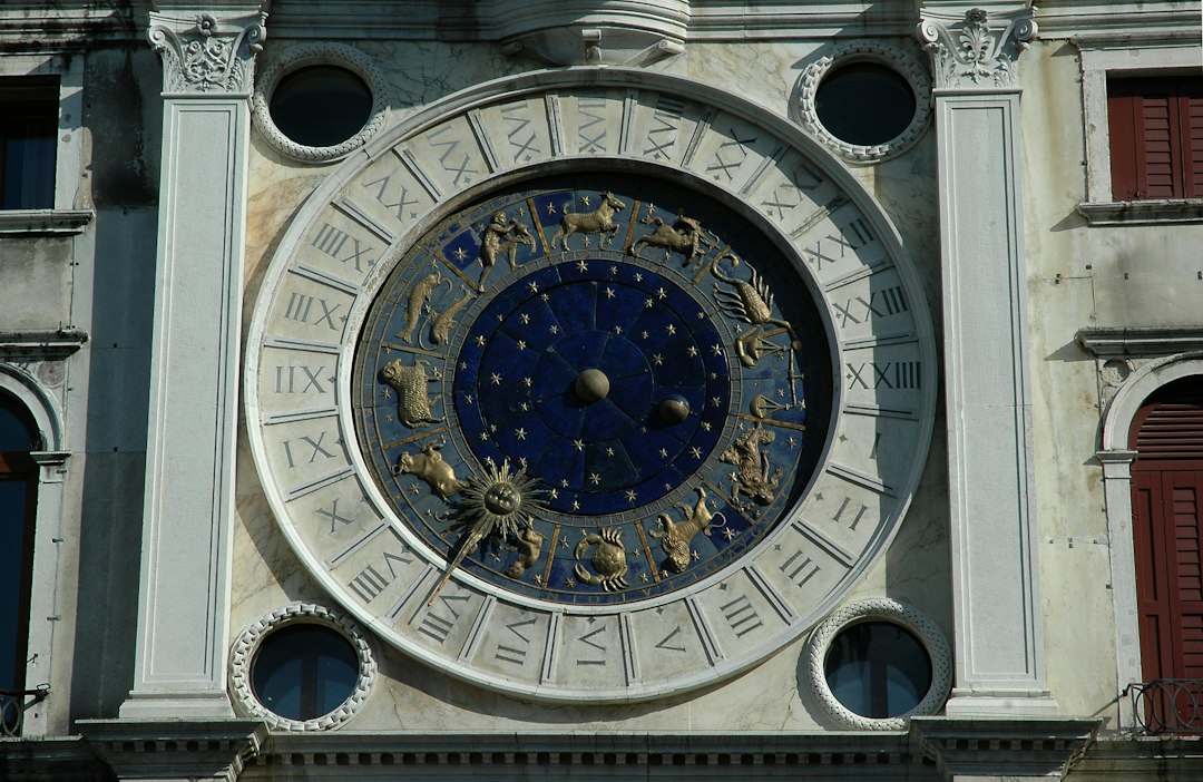compatibilit-astrologique-les-cl-s-pour-des-relations-harmonieuses-en-2026-1791678537024