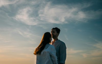 L’Astrologie et les Relations Amoureuses : Naviguer la Compatibilité des Signes à l’Ère Moderne 💖